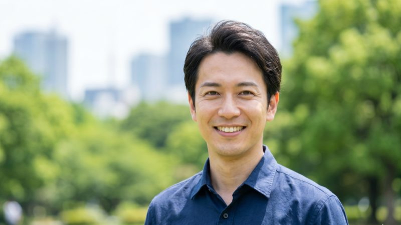 AGA治療を終えて自信に満ちた表情の男性。適切な治療とケアによって、健やかな毛髪と明るい笑顔を取り戻したイメージ。