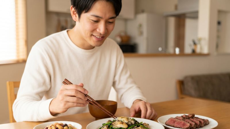 髪の健康を考えたバランスの良い食事をとる男性。クリニックの治療効果を高めるための、体の中からのAGA対策。
