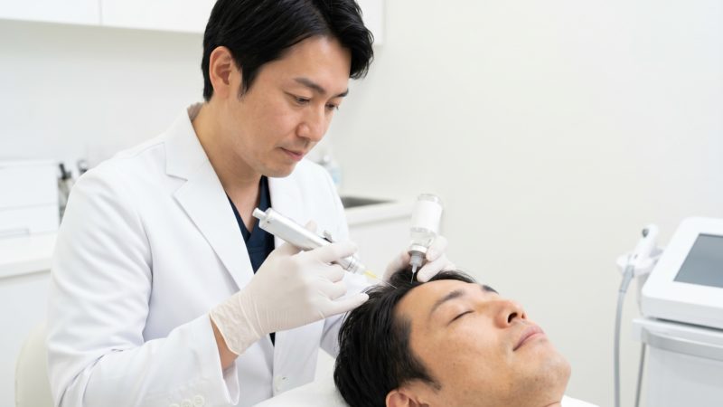 クリニックでの本格的なAGA注入施術。医師による的確なアプローチで、効率的な発毛促進を目指す治療シーン。
