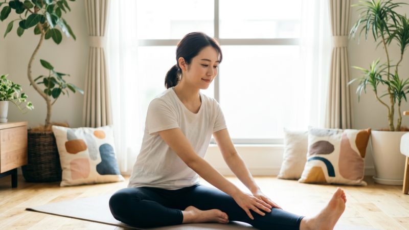 サプリメントの摂取だけでなく、ストレッチによる適度な運動を組み合わせて効率的にむくみ解消を目指す様子。