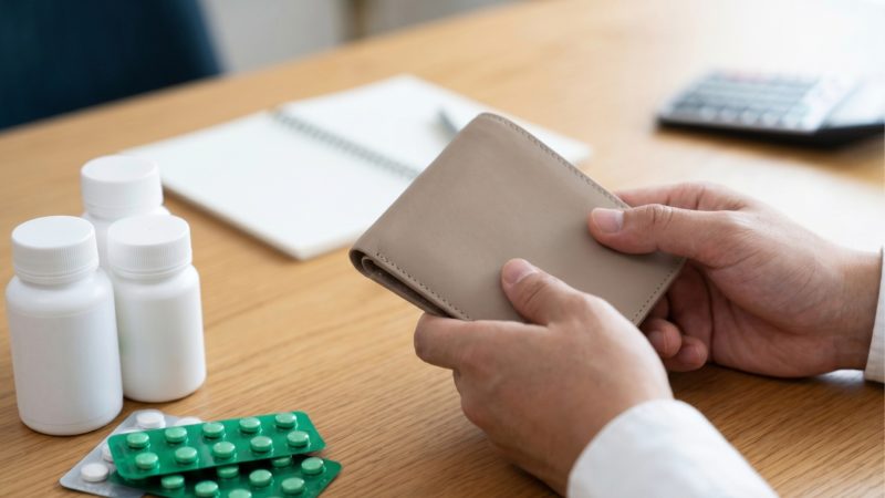 AGA治療にかかる費用を確認する男性。予算に合わせたクリニックの選び方や継続的なコストの検討。