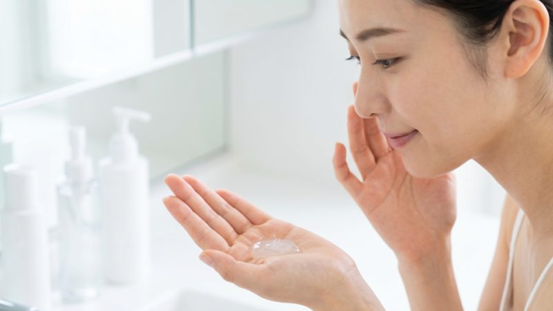 手のひらに出したオールインワンジェルのテクスチャー。正しい使い方に必要な適量を確認する様子。