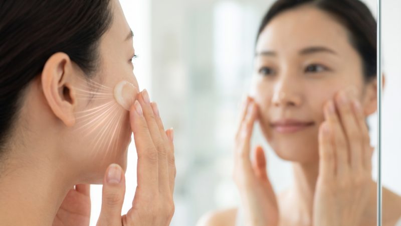 おすすめのオールインワンジェルを顔に塗り、肌に潤いが浸透していく様子を表現したイメージ。