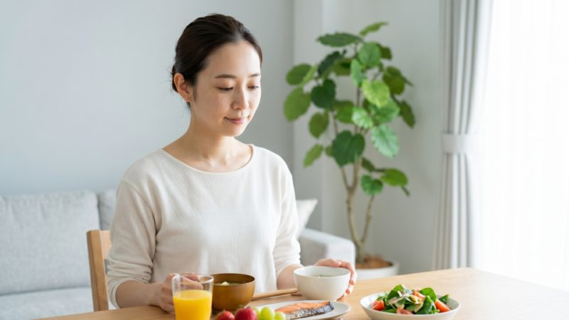 美白化粧品だけでなく食事で内側からもシミをケア。ビタミン豊富な果物やバランスの良い献立を楽しむ様子。