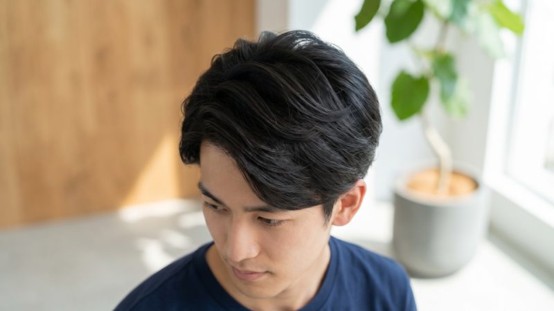 ボリュームのある健やかな頭髪の男性。AGA治療と適切なヘアケアによって維持された良好な髪のコンディション。