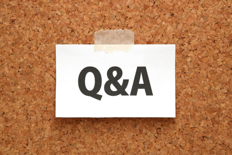 桑の葉&茶カテキンの恵みの疑問を解決するQ&Aセクション。コルクボードに貼られた「Q&A」の文字。