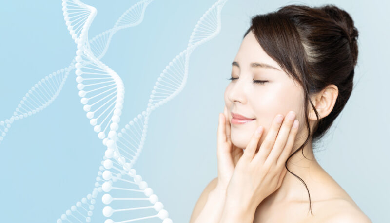 科学的根拠に基づくセラミドサプリの乾燥対策。肌の潤いを逃さないメカニズムをイメージし、内側から毛穴や肌トラブルをケアする概念図。
