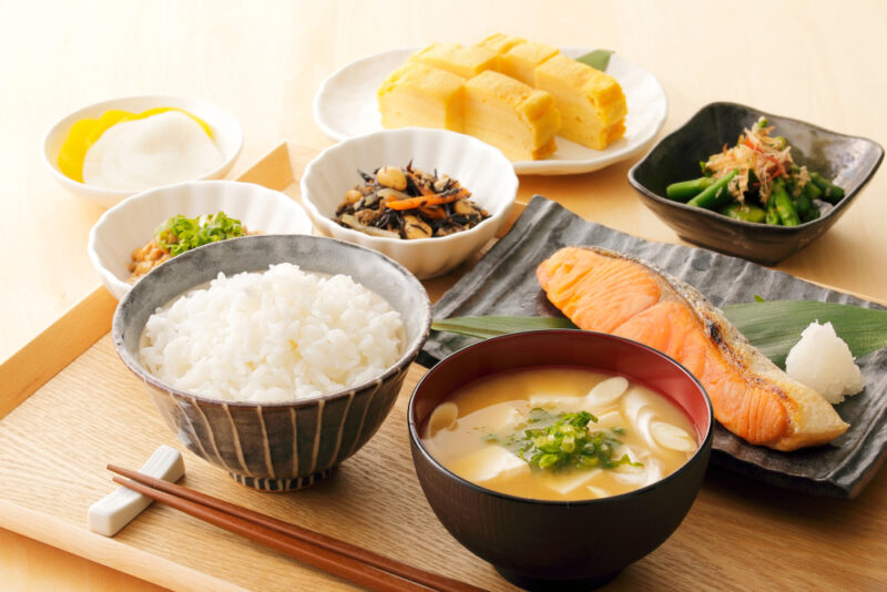 血糖値を考慮したバランスの良い食事例。サプリ摂取と並行して改善したい和食メニュー。