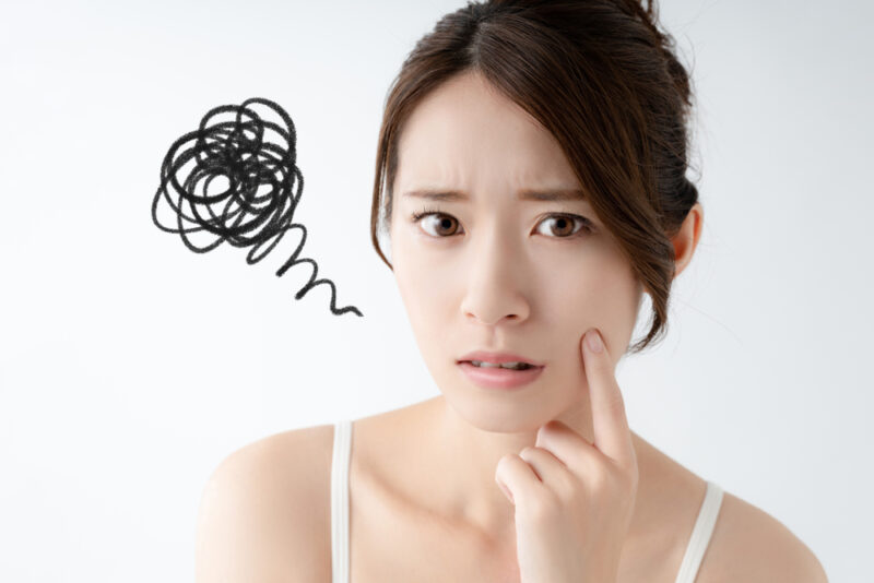 乾燥肌や毛穴の目立ちに悩む女性。セラミドサプリで対策を始める前の、深刻な肌トラブルや悩みを感じさせるシーン。