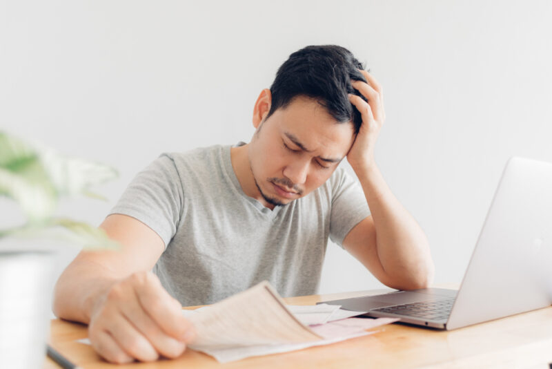 健康診断の結果に悩む男性。血糖値の数値改善に向けたサプリメント選びの重要性。