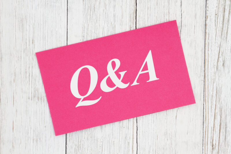 すっぽん小町のよくある質問Q＆A。ピンク色のカードに書かれた文字で、口コミや評判に基づく疑問に答える。