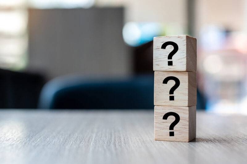 内臓脂肪を減らすための適切な方法やサプリ選びなど、ダイエットの悩みを象徴する疑問符のブロック。