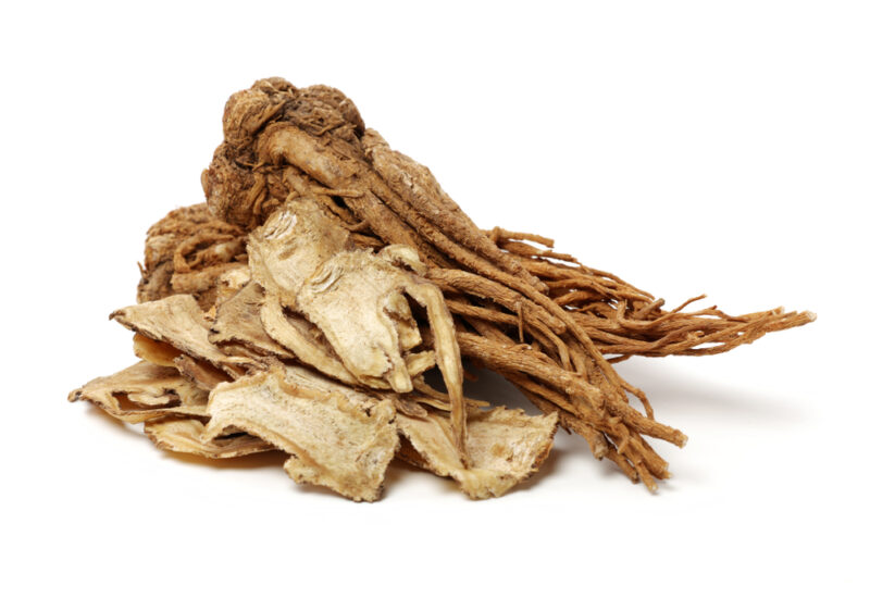 防風通聖散の原料となる、乾燥させた茶褐色の生薬が重なり合い、素材の質感が強調されている様子。当帰(トウキ)