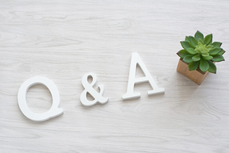 白い木目背景に「Q & A」の文字と多肉植物。生漢煎 防風通聖散の口コミ・評判や、おすすめする理由についてのよくある質問に回答するセクションの導入画像。