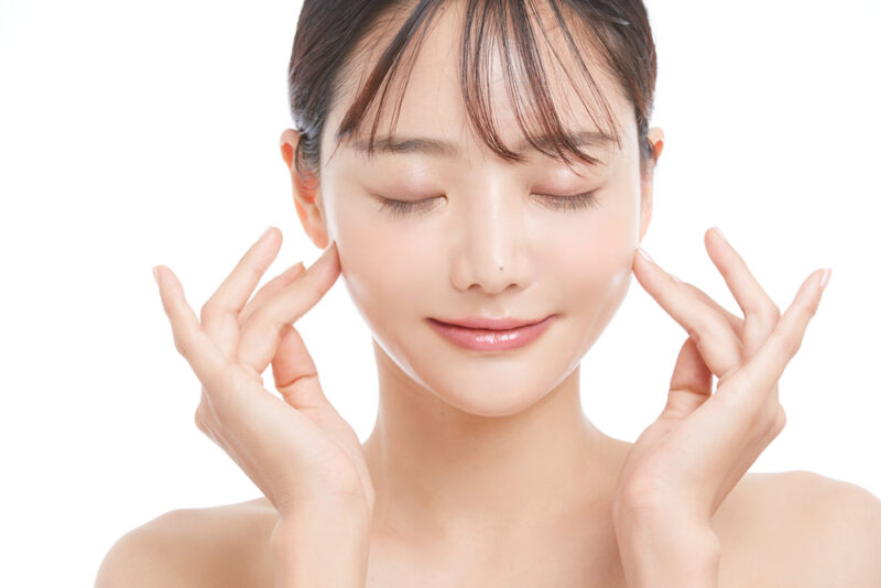 セラミドサプリのおすすめ効果で、毛穴の目立たない透明感のある美肌を実現した女性。潤いバリアが整った理想的な肌状態。