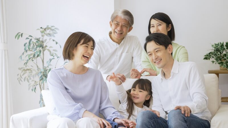 にんにくサプリで家族全員の健康をサポート。アリシンの栄養で毎日を元気にするイメージ。