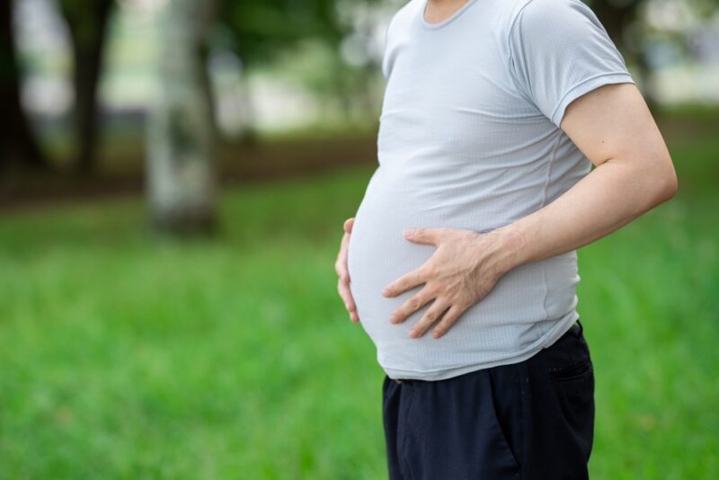 生活習慣病やコレステロール値が気になる要因となる、メタボリックシンドローム傾向にある男性の体型。