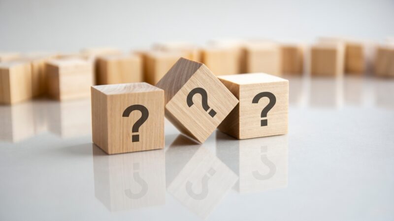 女性ホルモンの減少や体調不良の原因について、疑問を解決するためのヒントを表現。