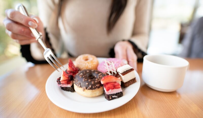 糖質の多い甘い物やデザート。血糖値を上げないための食事の工夫とサプリの併用。