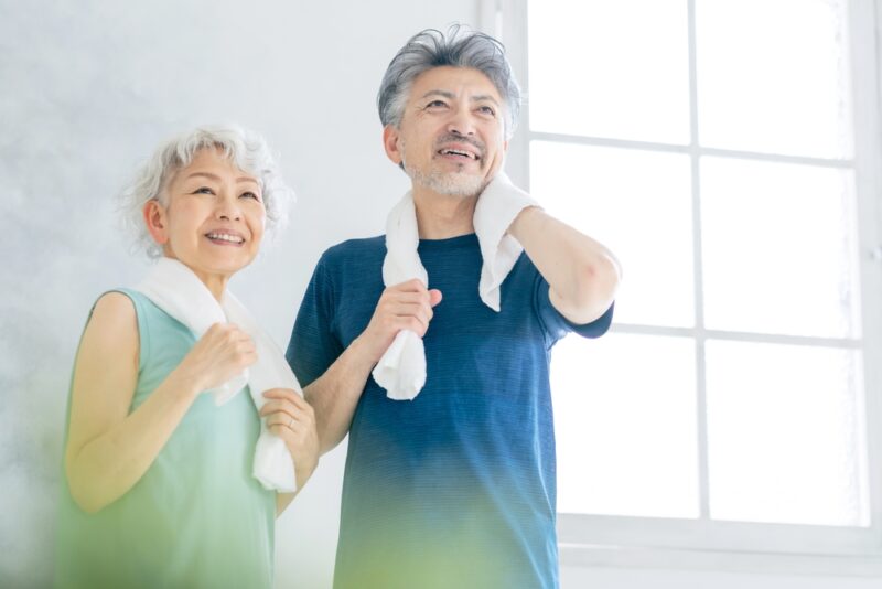 血圧を健やかに保つための生活習慣。運動を終えて清々しい笑顔を見せる、健康的なシニアの夫婦。