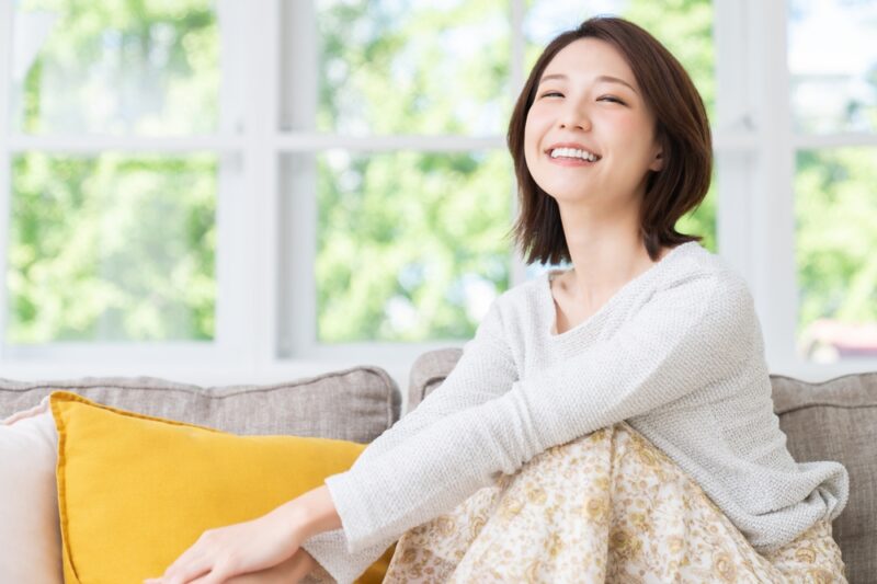 女性ホルモンのケアを行い、不調を解消して自分らしくハツラツと笑う女性のイメージ。