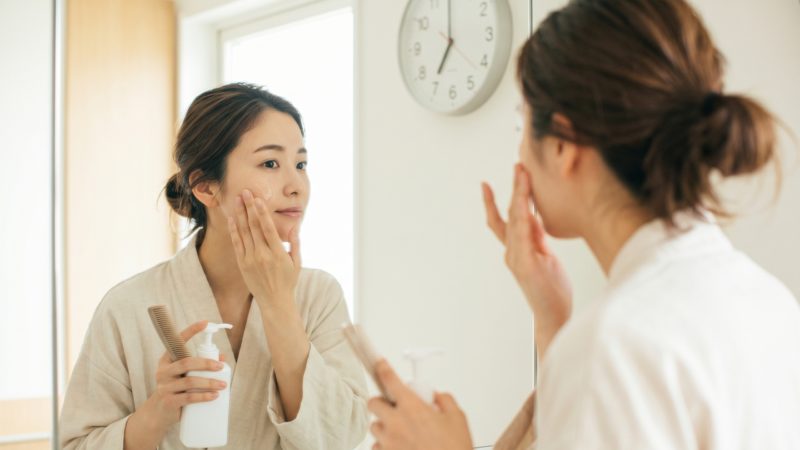 オールインワンジェルで時短スキンケアを行いながら、身支度を整える忙しい朝のルーティン風景。