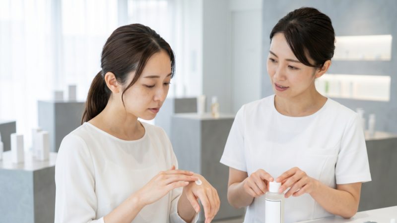 美容のプロが教える美白化粧品の選び方。手の甲で化粧品の塗り心地や肌なじみを確認するカウンセリング。