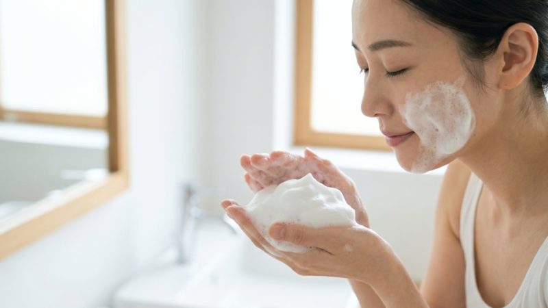 肌荒れの原因となる摩擦を防ぐため、たっぷりのきめ細かい泡を作って優しく洗顔をする女性。