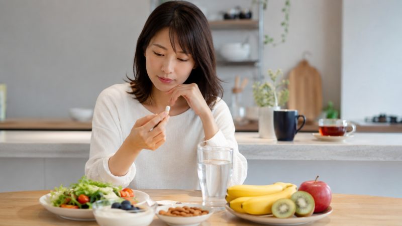 失敗しない鉄分サプリ摂取のために、飲むときの注意点を意識しながら準備する女性。