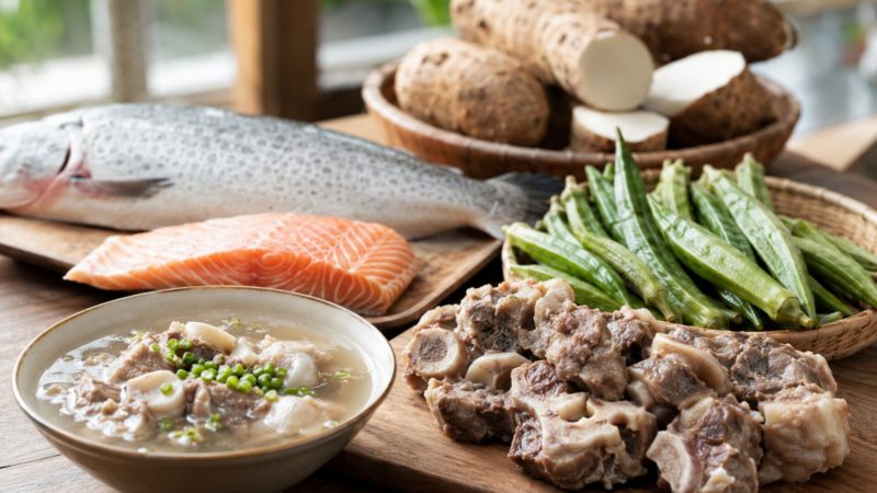 ヒアルロン酸が豊富な食品。鮭、山芋、オクラなどのネバネバ食材や肉類を並べ、食事での補い方を提示。
