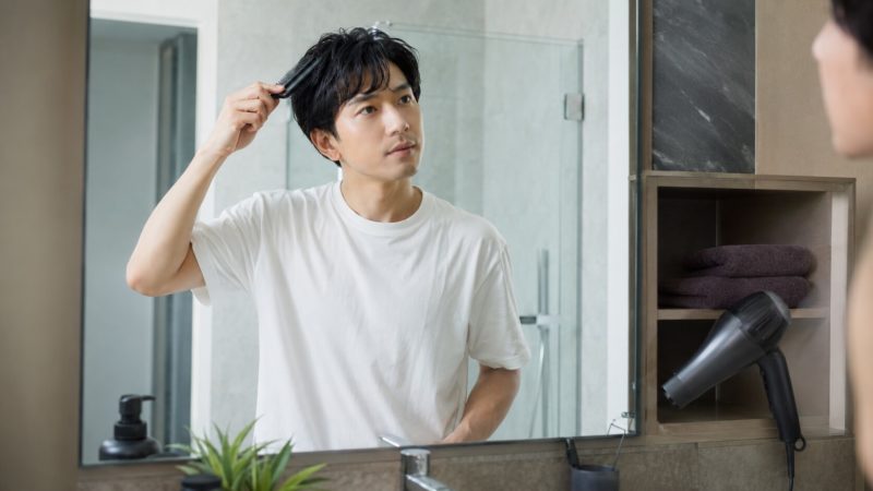正しいヘアケアの手順で薄毛を予防。育毛剤でのケアに加え、ブラッシングやドライヤーで頭皮環境を整える。