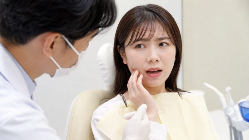 マウスピース矯正の注意点やリスクについて、歯科医師から直接カウンセリングを受けている診察風景。