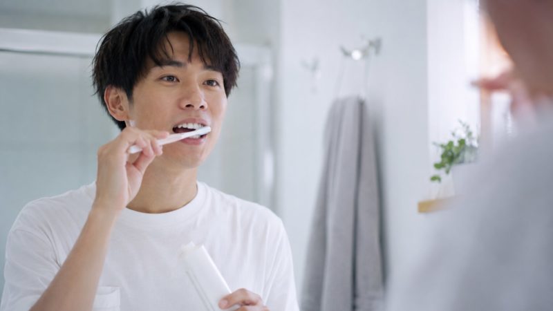 コスパと手軽さを重視する方におすすめな、ホワイトニング歯磨き粉を使った毎日のホームケア。