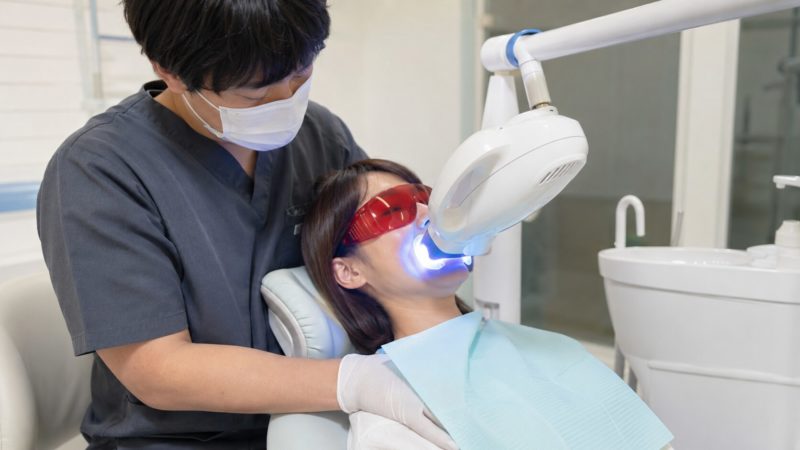 即効性を求める方におすすめのオフィスホワイトニング。歯科医師による専門的な光照射施術。