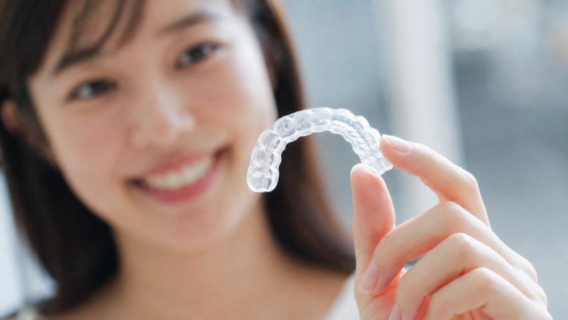 矯正中も目立ちにくい透明なマウスピース装置。ブランド比較でも重視される「薄さと透明度」がわかる近接カット。