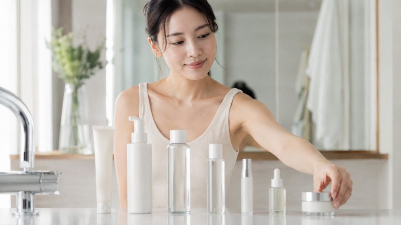 朝晩のスキンケアにシミ対策クリームを正しく取り入れるため、適切な順番でアイテムを選び使用する女性の様子。
