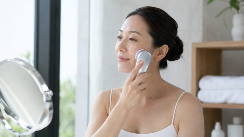 専門家が推奨する美顔器の正しい使い方でたるみケアを行う女性。肌に負担をかけない適切な圧で、顔全体のラインを整えるセルフケアの実施イメージ。