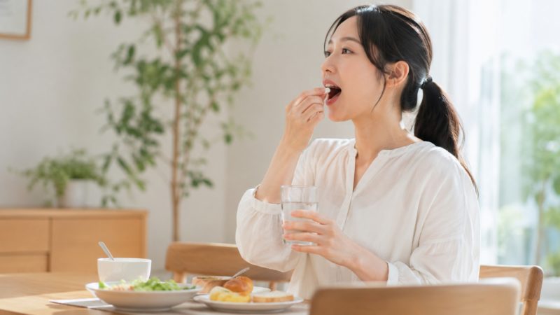 コラーゲンを摂取するおすすめのタイミング。毎日の食事シーンにサプリメントを取り入れ、飲み忘れを防ぐ工夫。