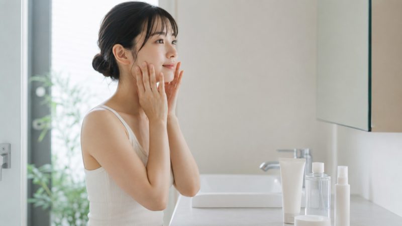 ニキビ対策のケアを終え、健やかな肌を保つ女性。日々の対策やサプリメントの効果を実感している前向きな様子。