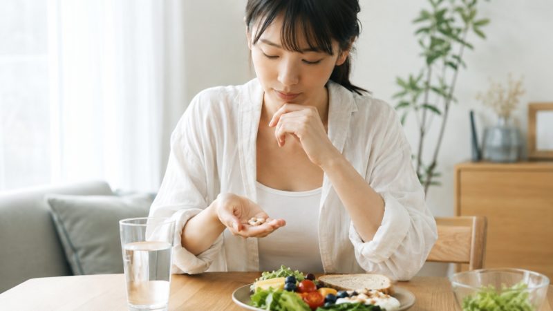 飲み忘れを防ぐタイミングの例として、朝食のルーティンに鉄分サプリを取り入れる場面。