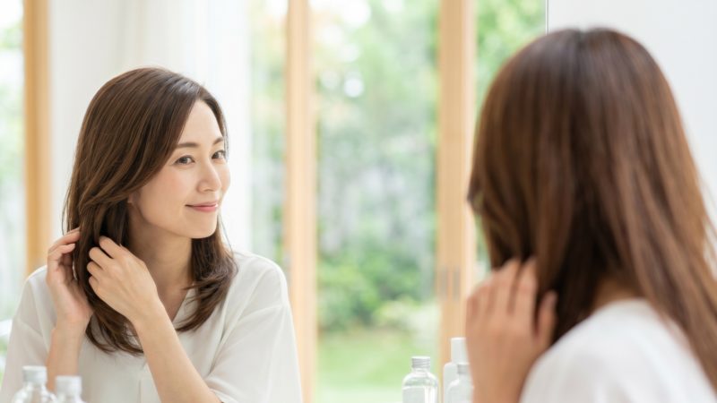 自分に合った女性用育毛剤を選び、毎日のヘアセットが楽しくなった満足度の高い女性。