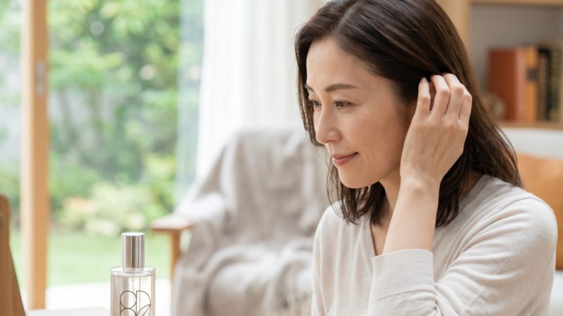手軽に続けられる女性用育毛剤。リビングでリラックスしながら行う日常のヘアケア。