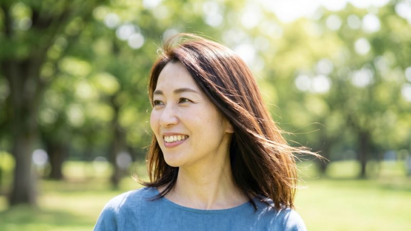 育毛剤ケアで自信を取り戻し、艶やかな髪でいきいきと過ごす理想の女性像。