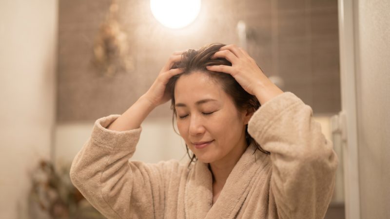 育毛剤浸透を促す頭皮マッサージ。お風呂上がりの血行促進で育毛効果を高める方法。