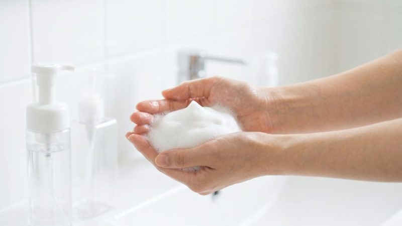 肌荒れを防ぐ正しい洗顔や手洗いに使う、摩擦を減らすための弾力のあるきめ細かい泡。