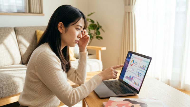 自分に最適な葉酸サプリを比較検討する様子。ウェブサイトのデータを見ながら成分や含有量の違いを調べる。