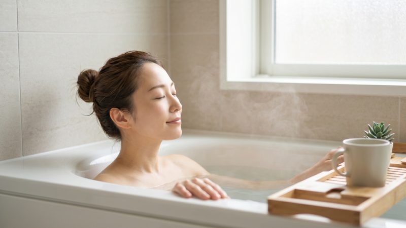 ダイエットに効果的な入浴で代謝アップ。お風呂でリラックスしながら脂肪燃焼しやすい体作りをする女性。