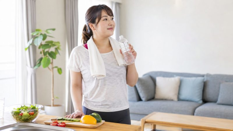 皮下脂肪を効果的に減らすためにダイエットを頑張ろうと決意している女性